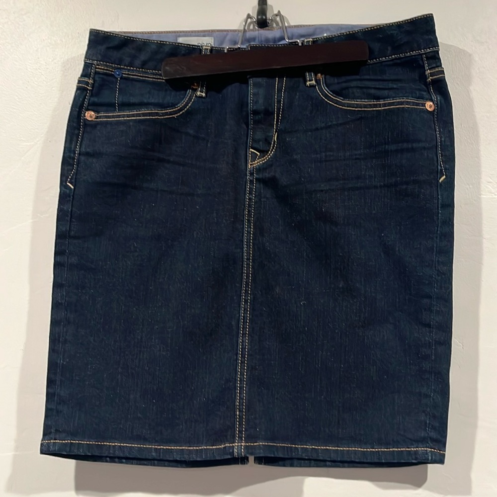 Gap 1969 jeans skirt slid up the back size 26/2